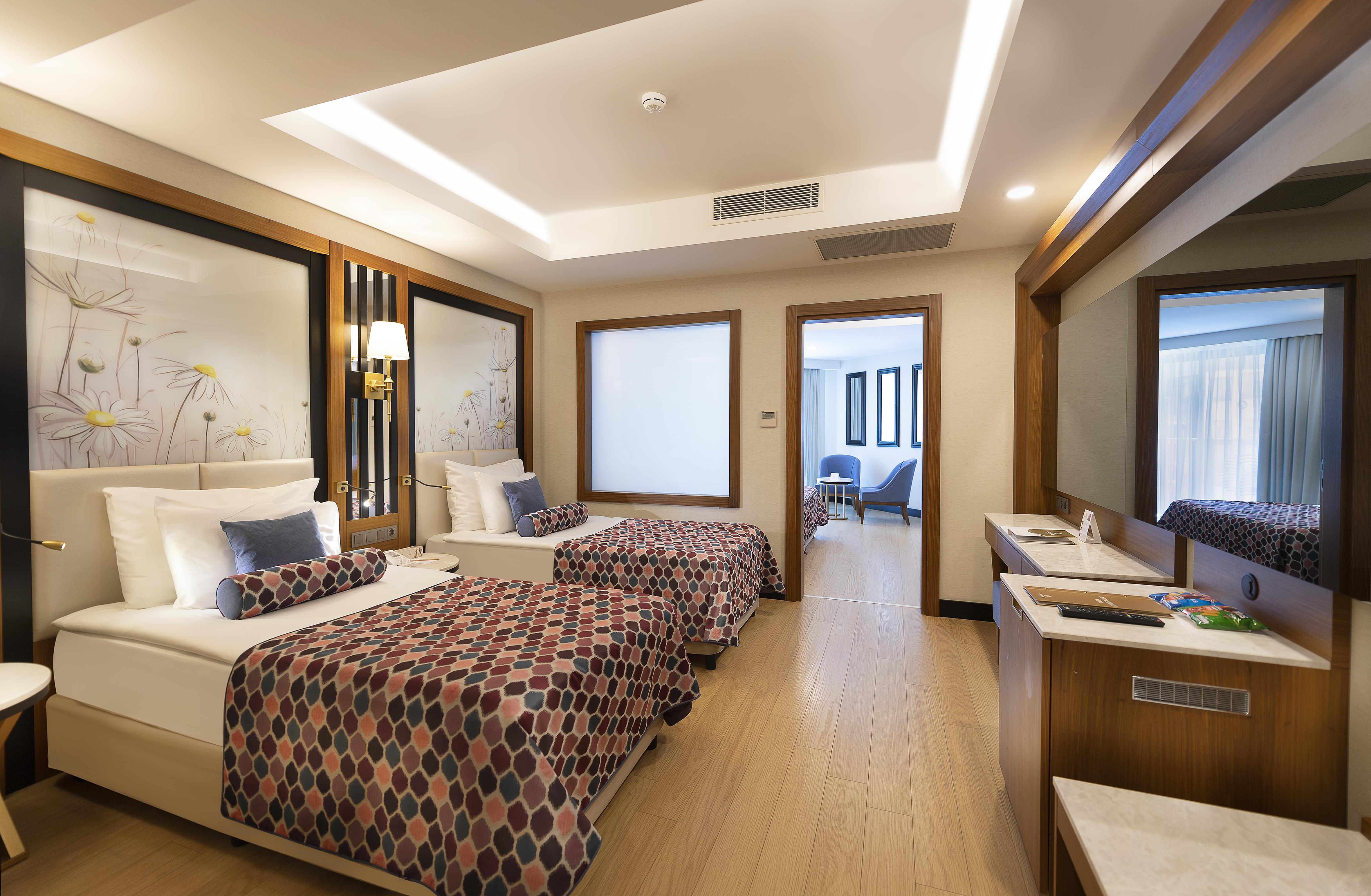 En az 3 yetişkin, En fazla 4 yetişkin + 1 bebek (0-2 yaş) veya 3 yetişkin + 1 çocuk + 1 bebek (0-2 yaş).