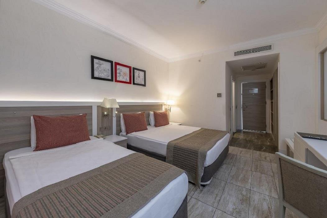 En fazla 3 yetişkin veya 2 yetişkin + 1 çocuk.