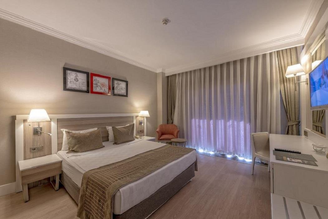 En az 3 yetişkin, En fazla 4 yetişkin veya 3 yetişkin + 1 çocuk.