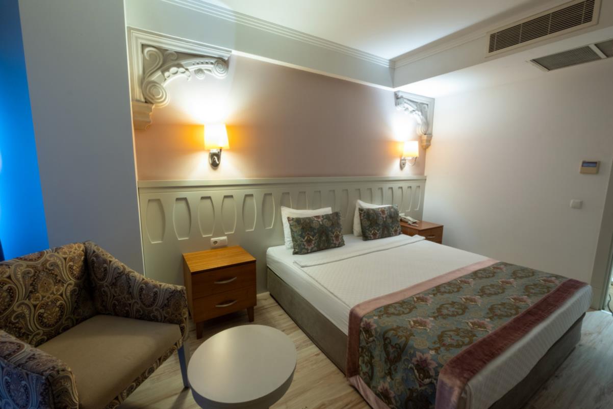 En az 2 yetişkin, En fazla 2 yetişkin.