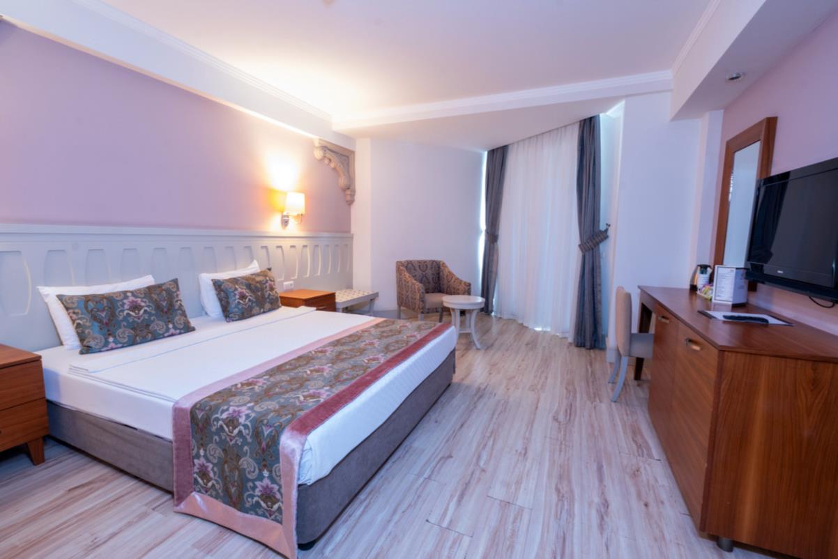 En az 3 yetişkin, En fazla 4 yetişkin veya 3 yetişkin + 1 çocuk.