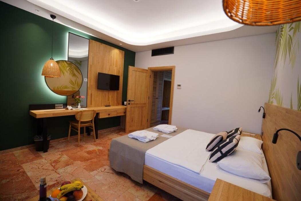 En az 2 yetişkin, En fazla 4 yetişkin + 1 çocuk veya 3 yetişkin + 1 çocuk.