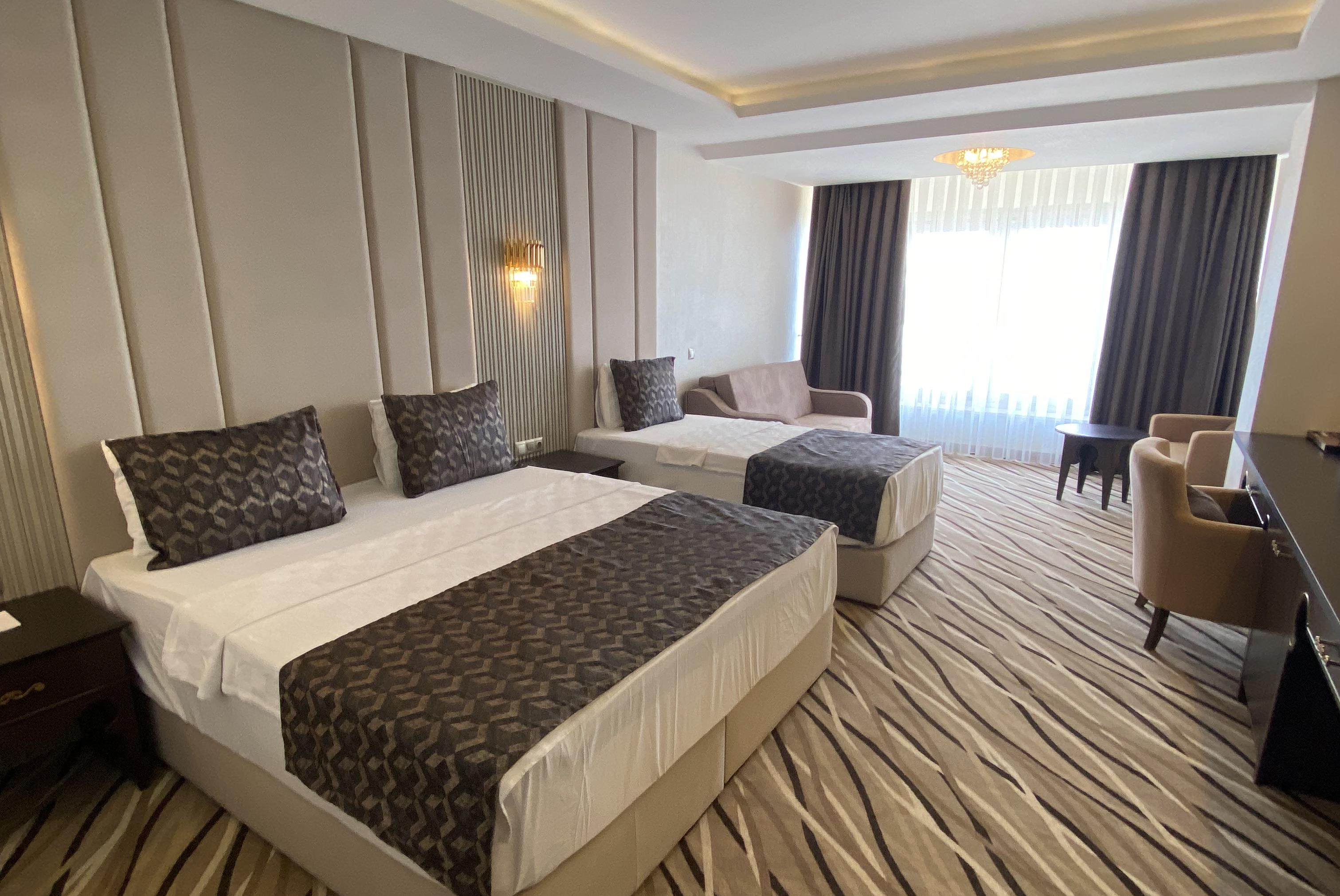 En fazla 3 yetişkin veya 2 yetişkin + 1 çocuk.