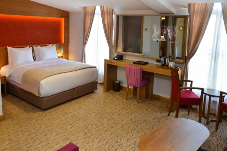 En az 3 yetişkin, En fazla 3 yetişkin + 1 çocuk.