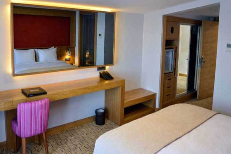 En fazla 3 yetişkin veya 2 yetişkin + 1 çocuk.