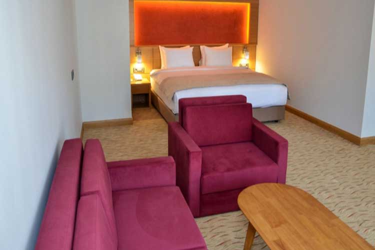 En az 3 yetişkin, En fazla 3 yetişkin + 1 çocuk.