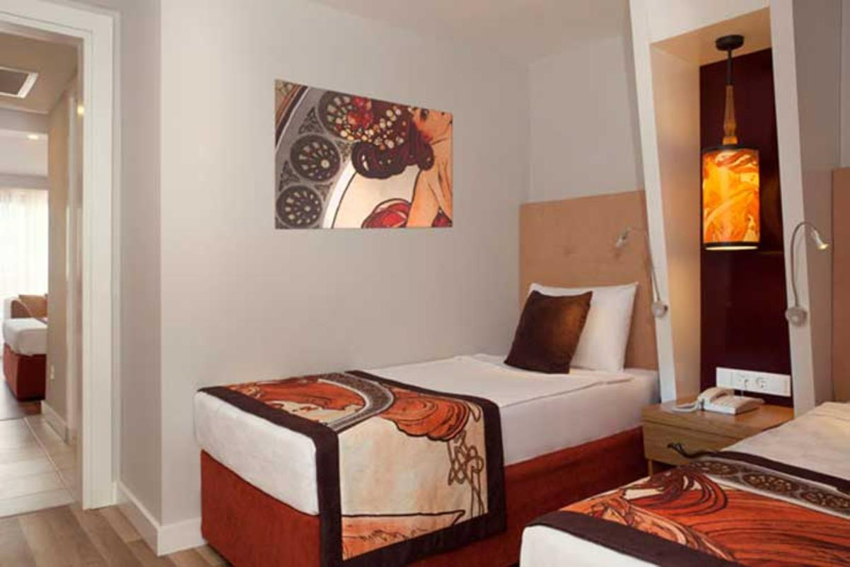 En az 3 yetişkin, En fazla 4 yetişkin veya 3 yetişkin + 1 çocuk.