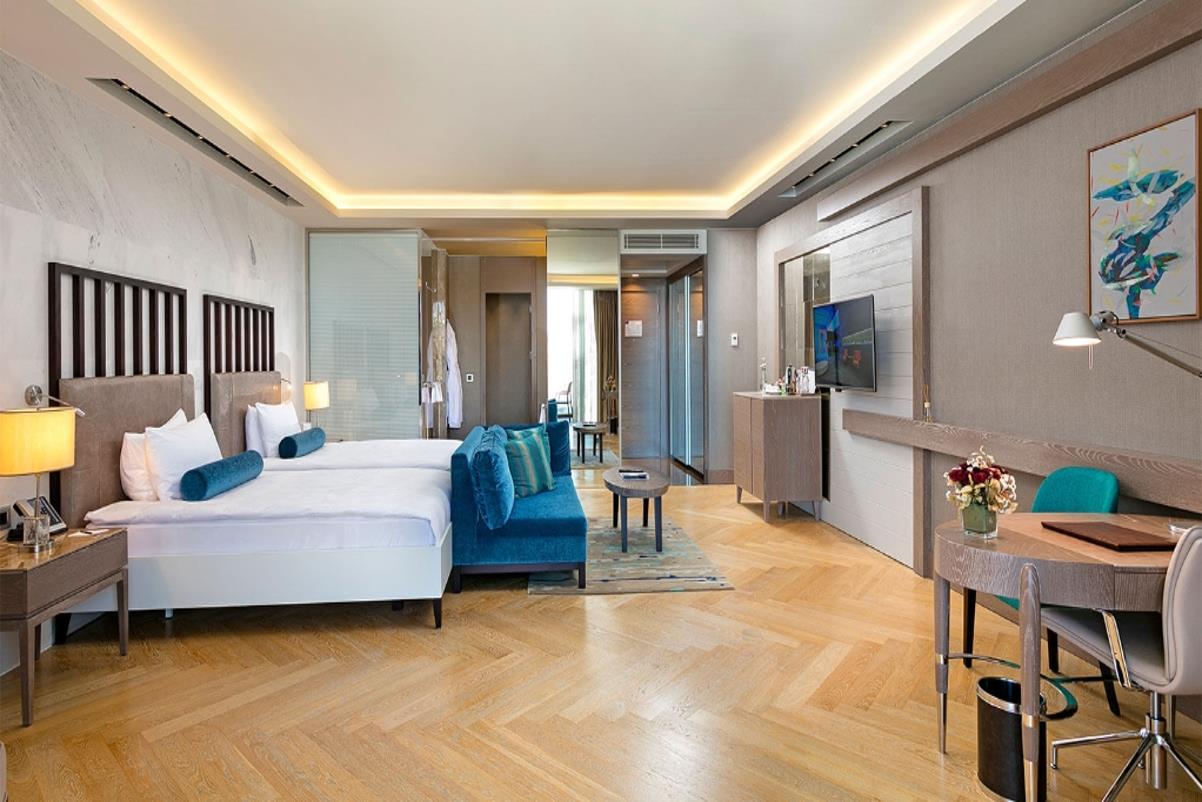 En fazla 3 yetişkin veya 2 yetişkin + 1 çocuk.