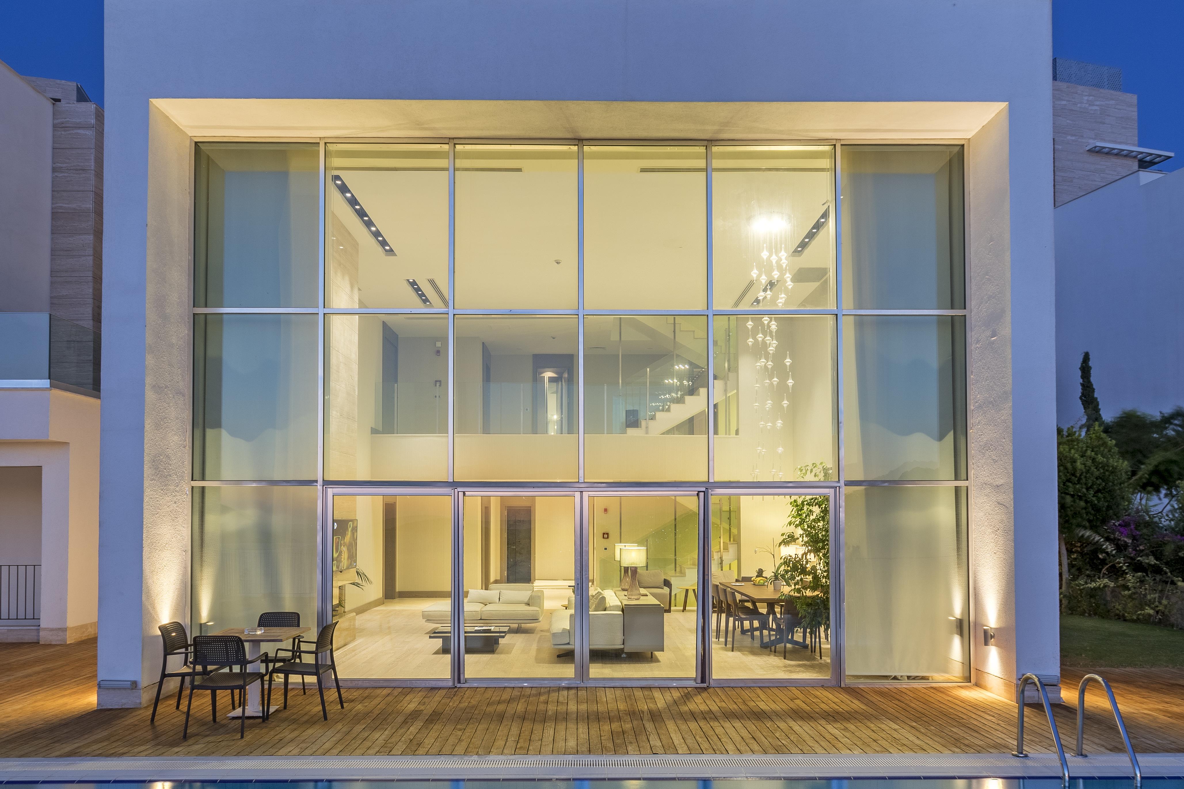 En az 4 yetişkin, En fazla 8 yetişkin + 2 çocuk veya 7 yetişkin + 2 çocuk.