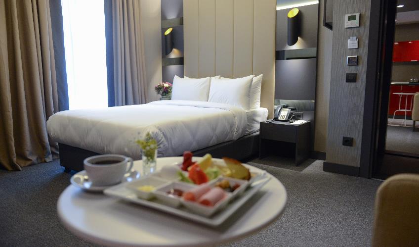 En fazla 2 yetişkin.