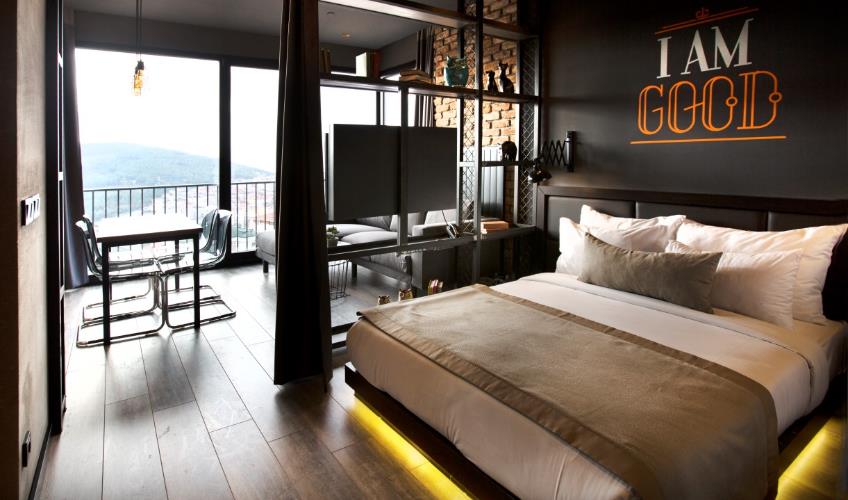 En fazla 3 yetişkin.