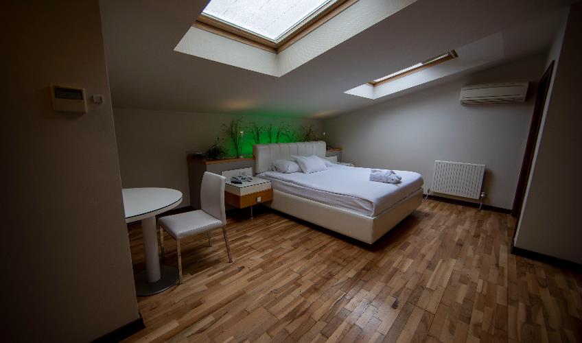 En fazla 2 yetişkin + 1 çocuk veya 1 yetişkin + 2 çocuk.