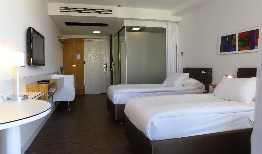 En fazla 2 yetişkin + 1 çocuk veya 1 yetişkin + 1 çocuk.