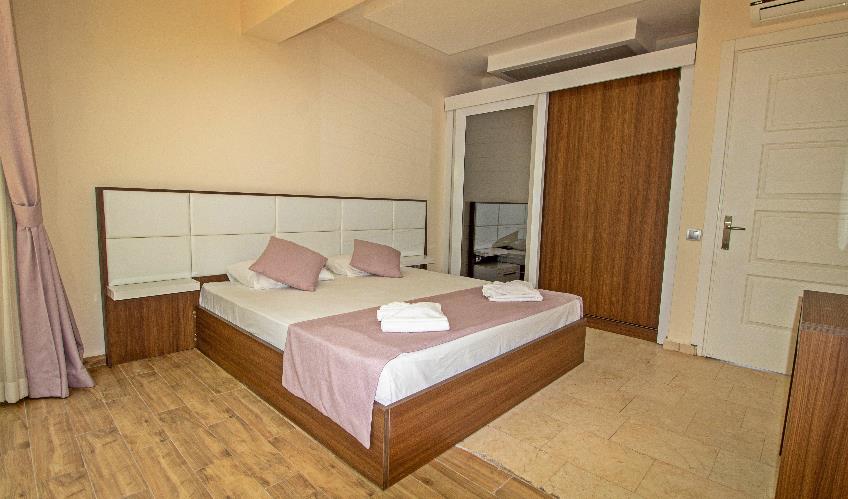 En fazla 4 yetişkin.