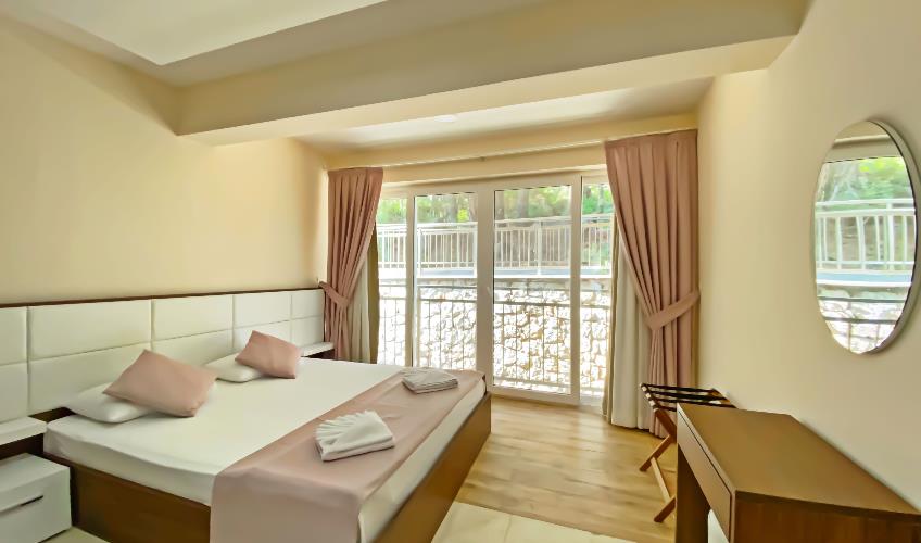 En fazla 4 yetişkin.