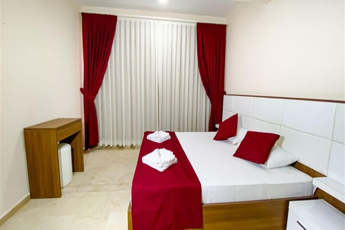 En fazla 4 yetişkin.