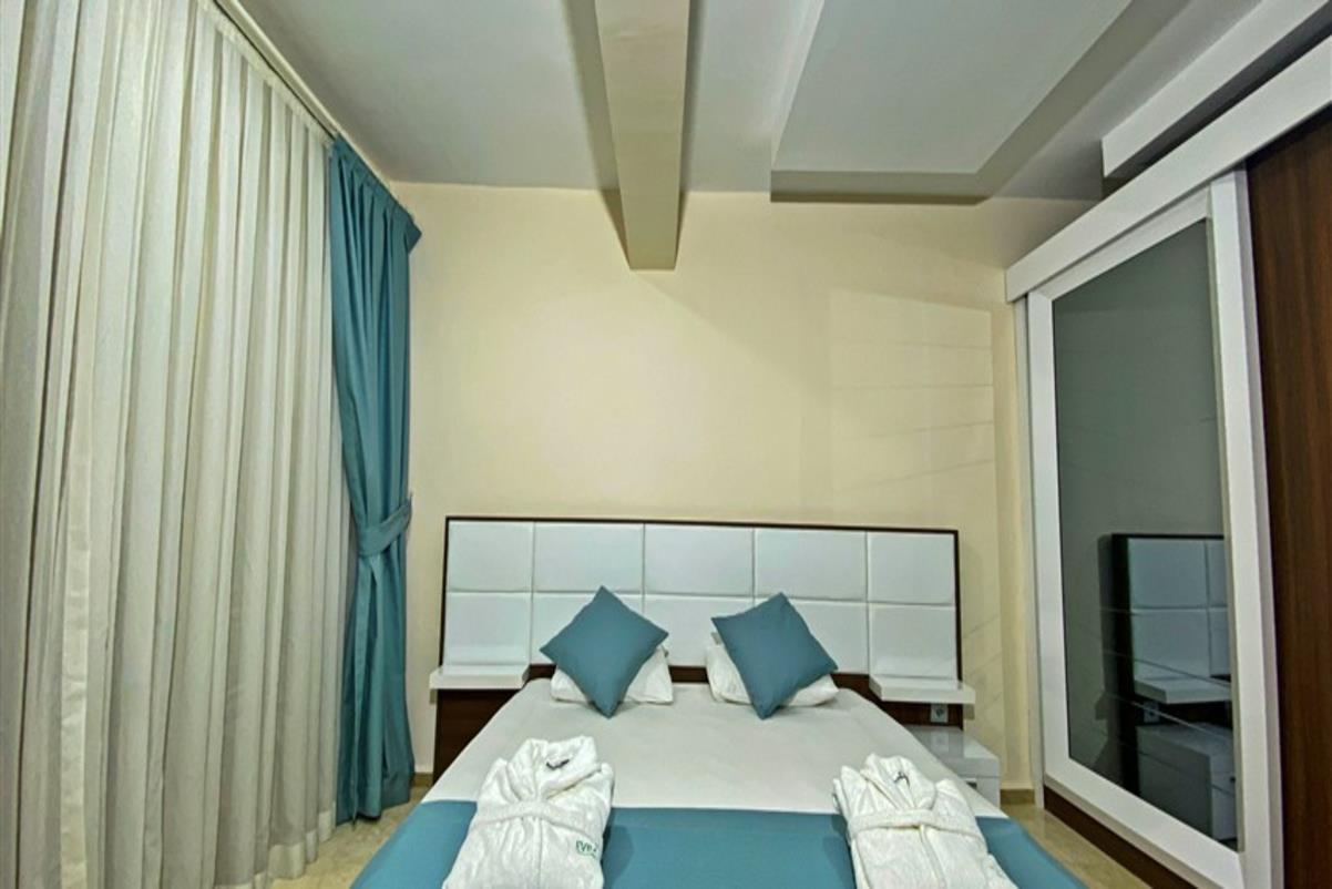 En fazla 4 yetişkin.