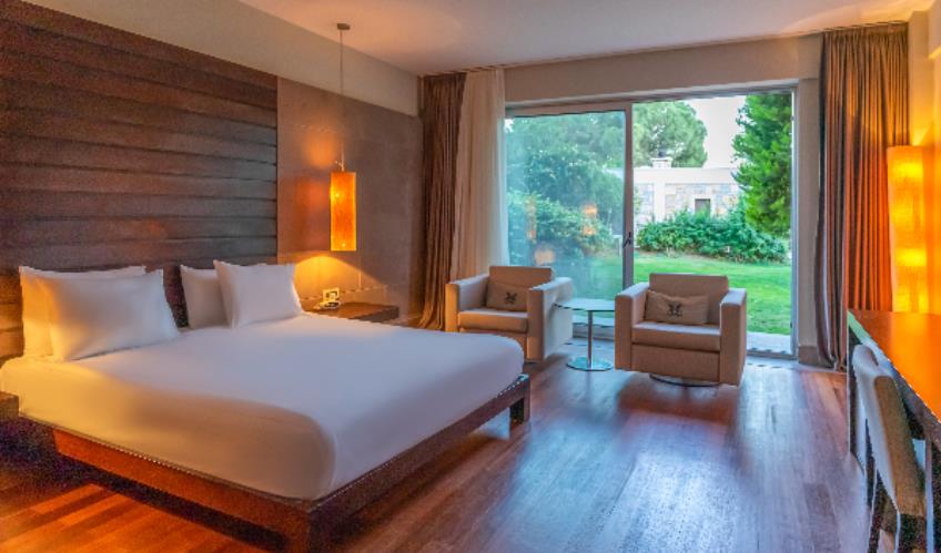 En fazla 3 yetişkin.