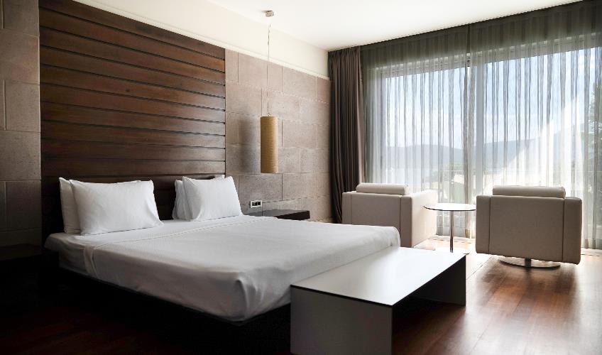 En fazla 3 yetişkin.