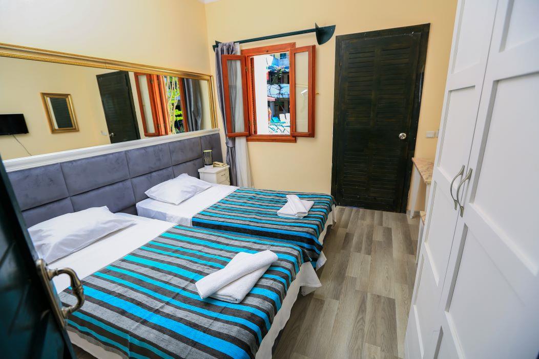 En fazla 3 yetişkin veya 2 yetişkin + 1 çocuk.