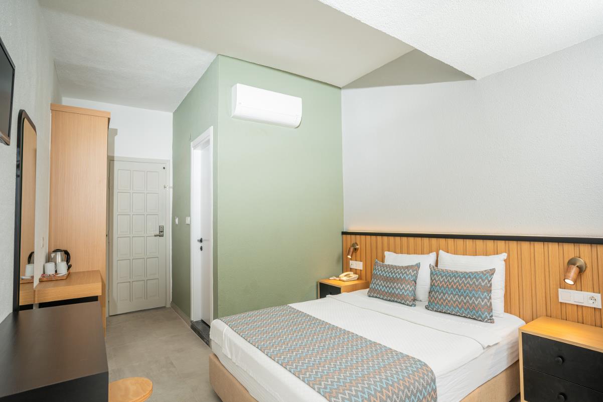 En fazla 2 yetişkin + 1 bebek (0-2 yaş).