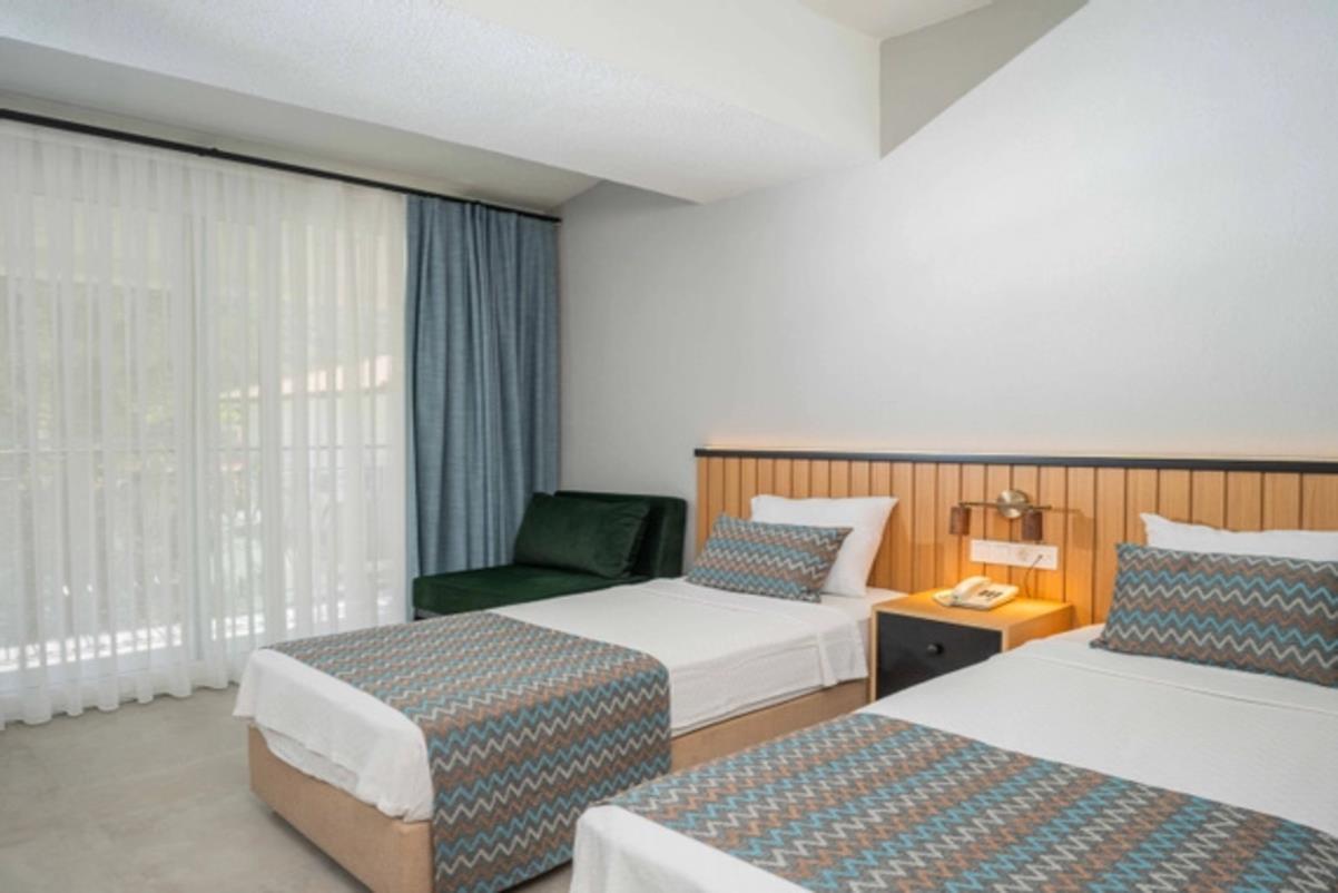 En fazla 2 yetişkin + 1 bebek (0-2 yaş).