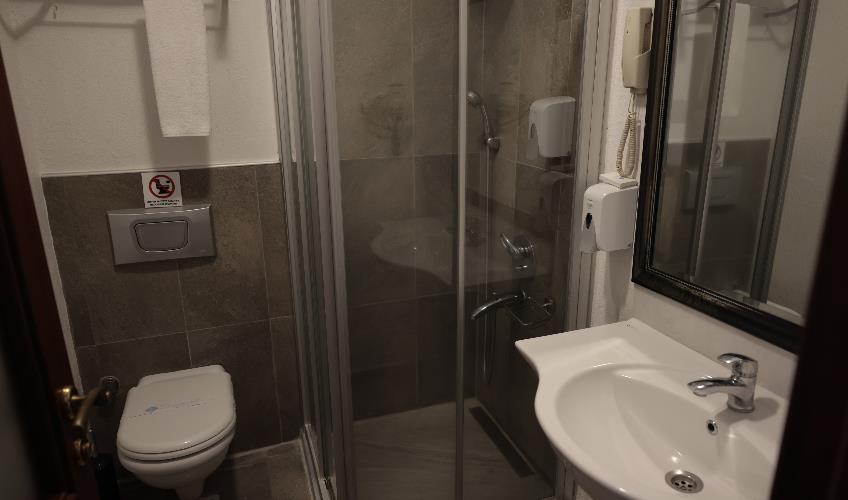 En fazla 2 yetişkin.