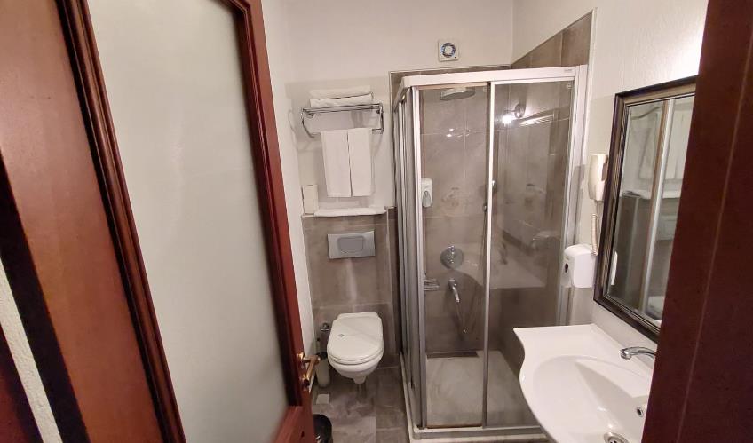 En fazla 2 yetişkin.