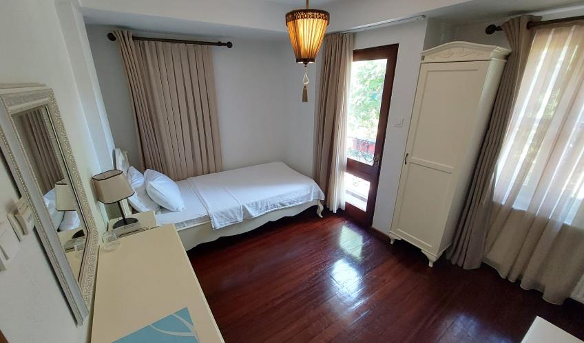 En fazla 1 yetişkin.