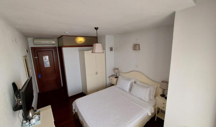 En fazla 2 yetişkin.