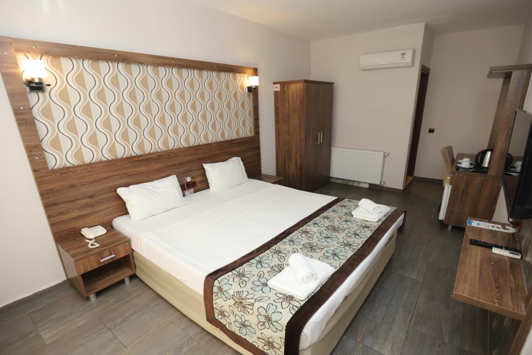 En fazla 2 yetişkin + 1 bebek (0-2 yaş).