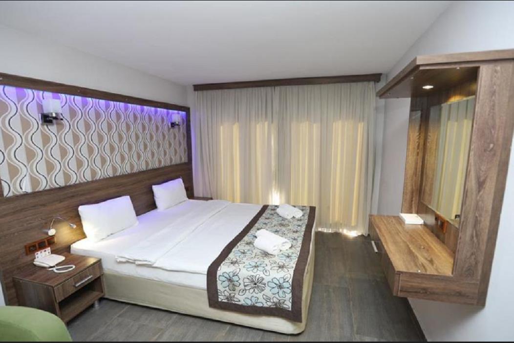 En fazla 2 yetişkin + 1 bebek (0-2 yaş).