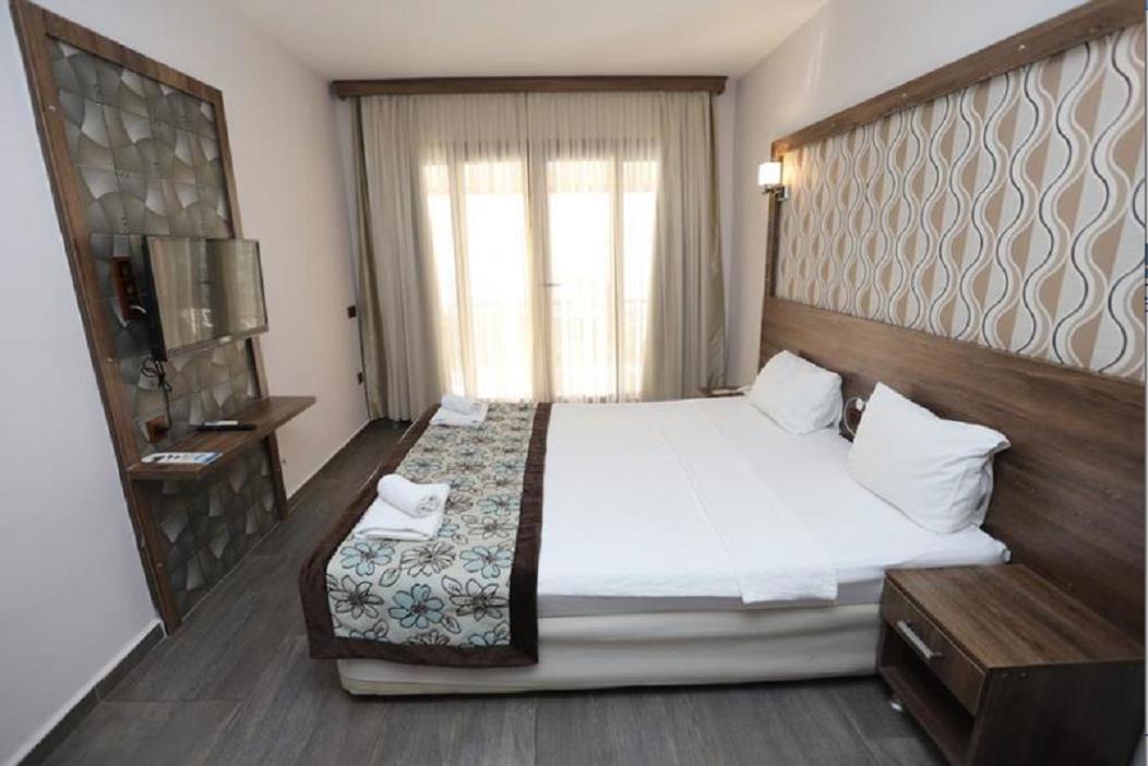 En fazla 2 yetişkin + 1 bebek (0-2 yaş).