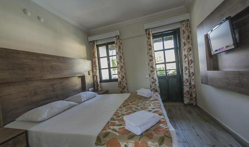 En fazla 2 yetişkin + 1 çocuk + 1 bebek (0-2 yaş) veya 1 yetişkin + 1 çocuk + 1 bebek (0-2 yaş).