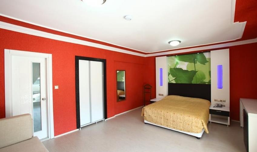 En fazla 4 yetişkin + 1 çocuk + 1 bebek (0-2 yaş) veya 3 yetişkin + 1 çocuk + 1 bebek (0-2 yaş).