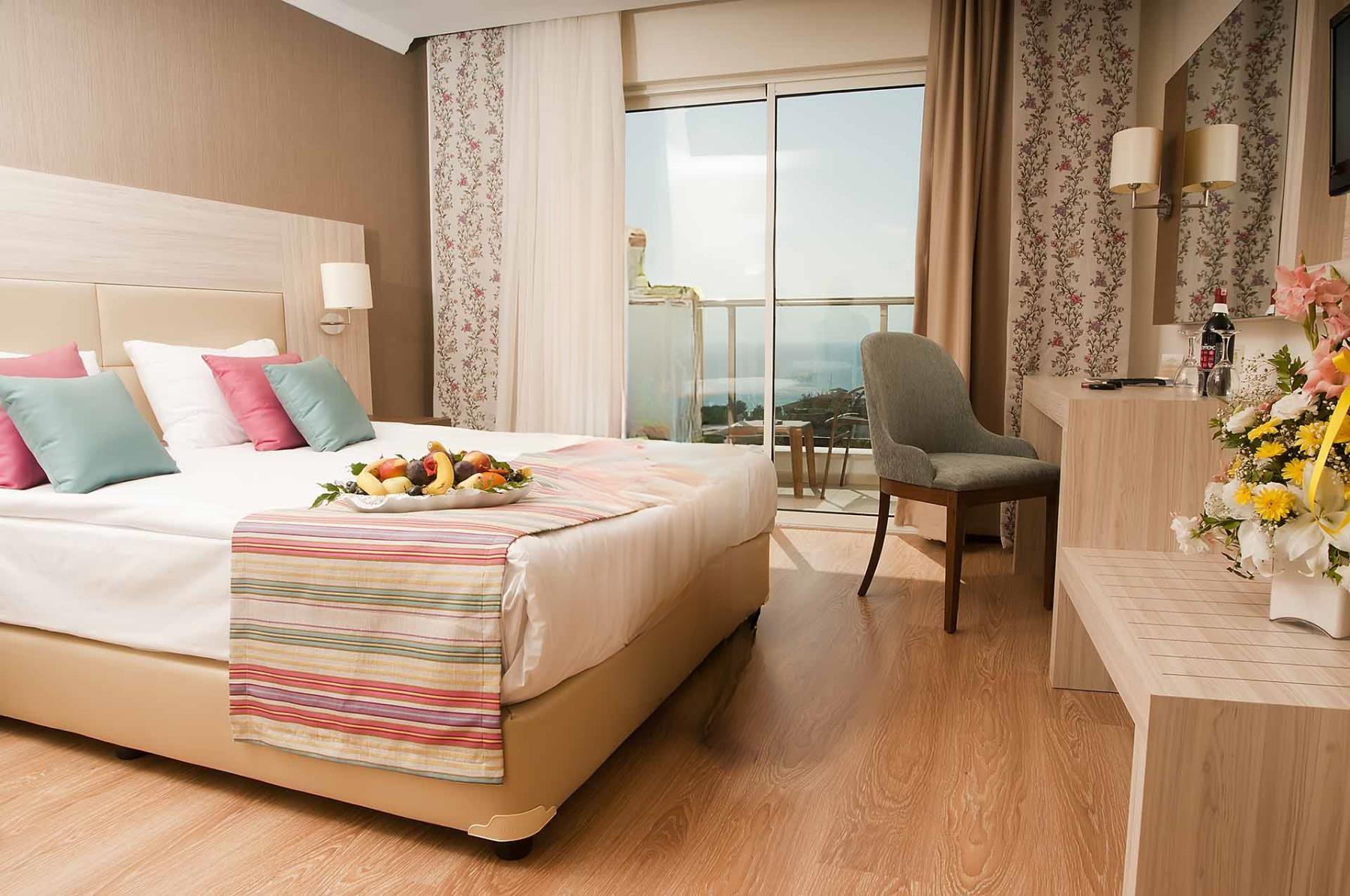 En fazla 2 yetişkin + 1 bebek (0-2 yaş).