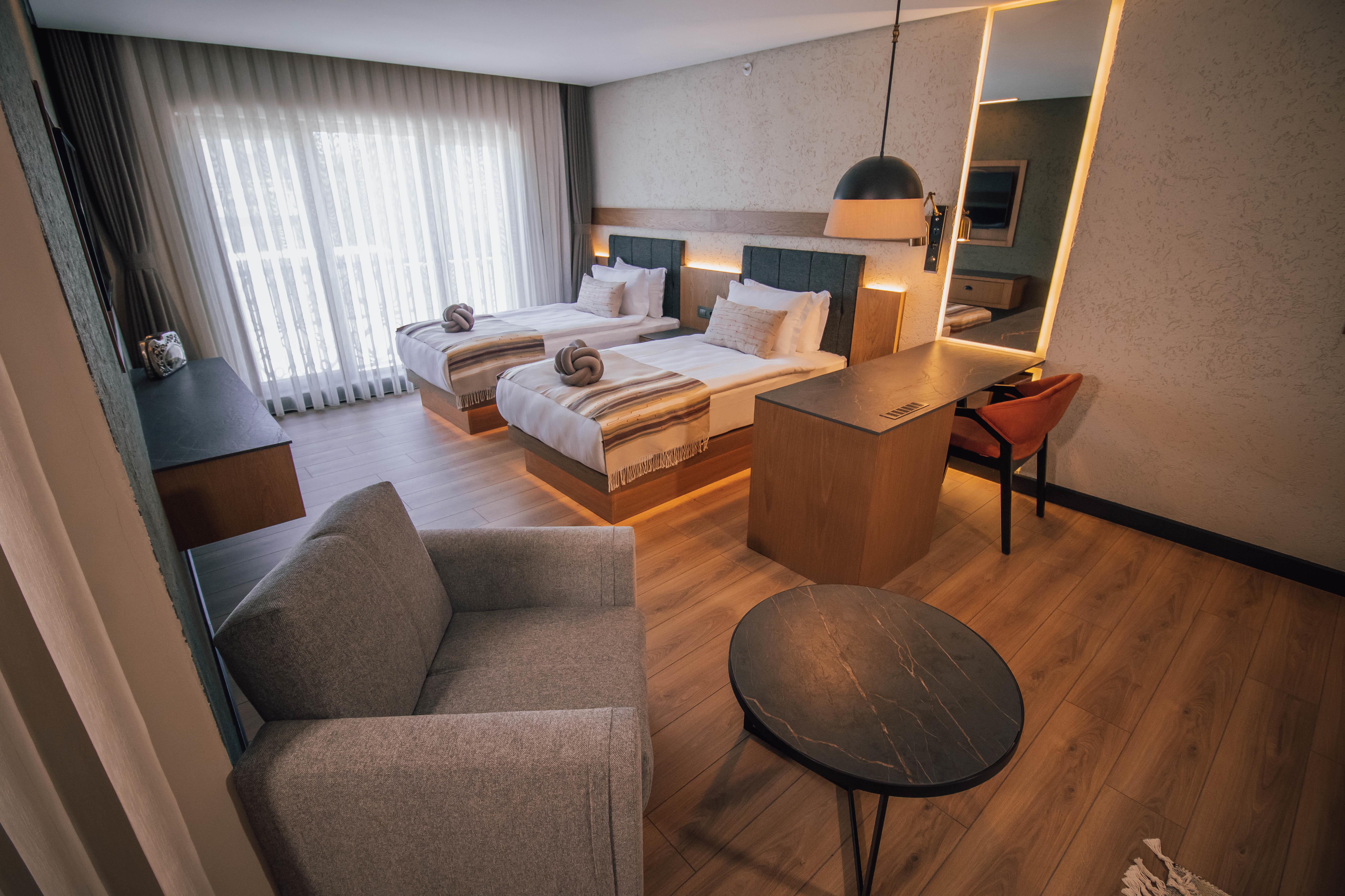 En fazla 4 yetişkin + 1 bebek (0-2 yaş).