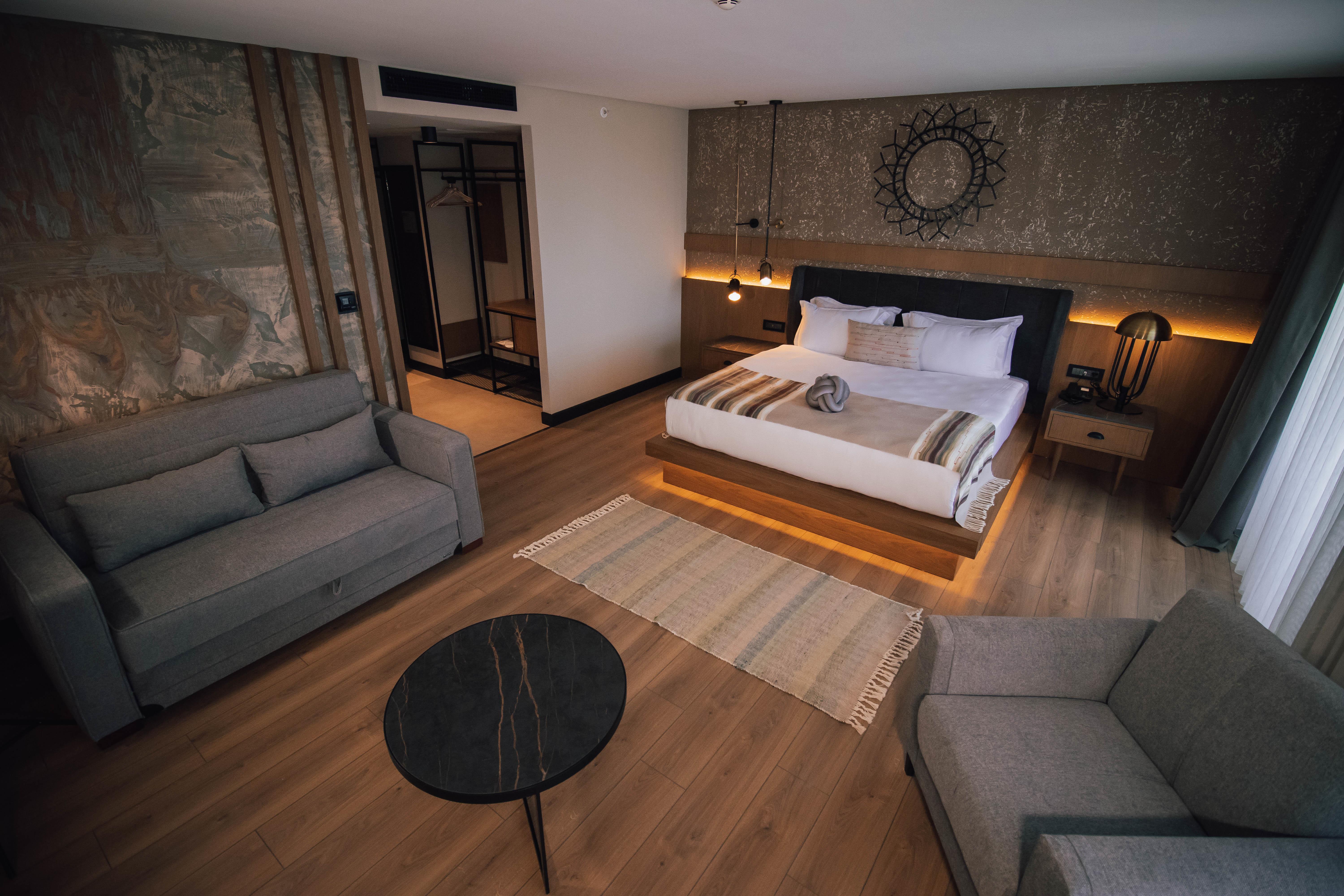 En fazla 4 yetişkin.