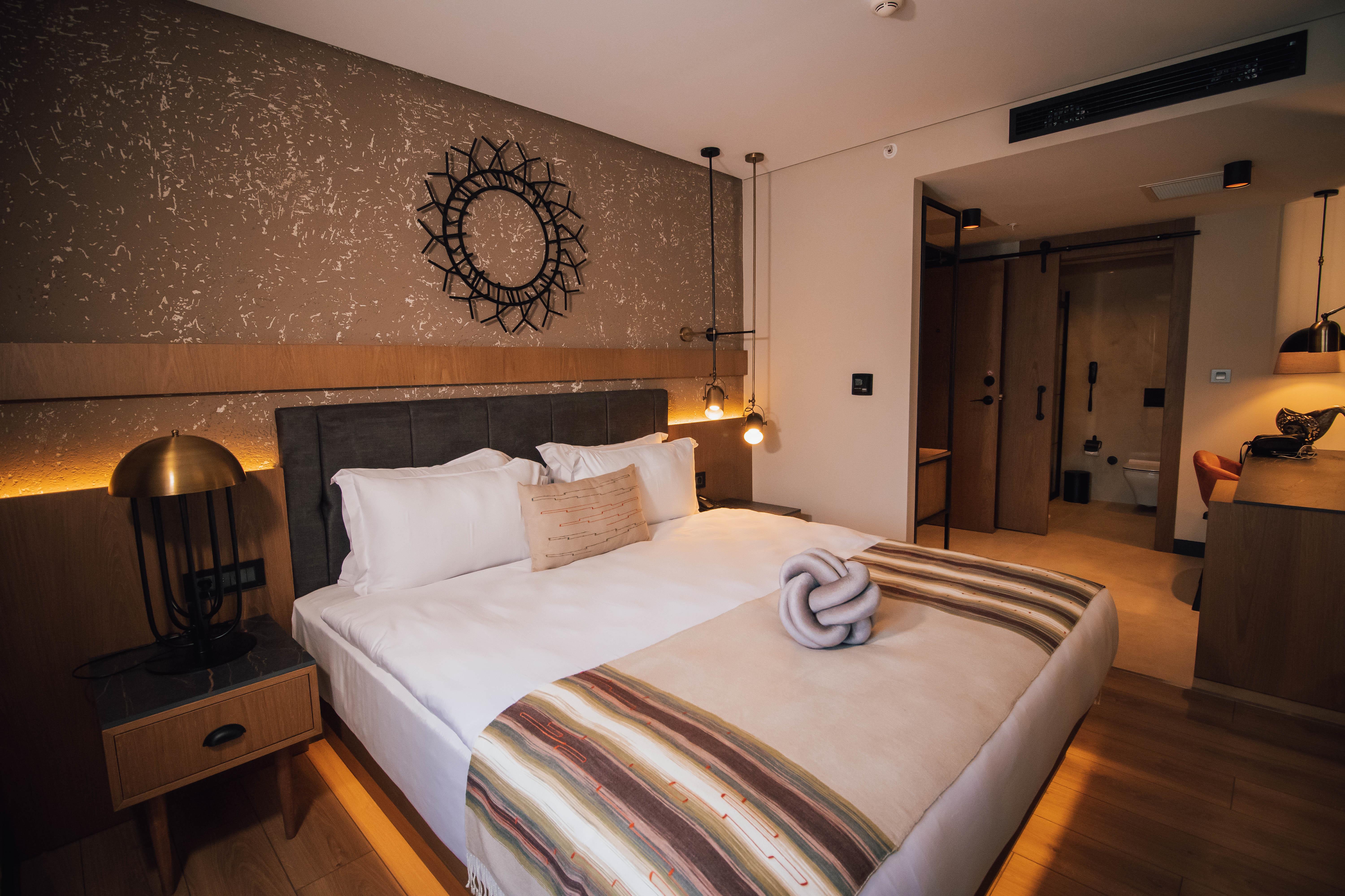 En fazla 3 yetişkin.