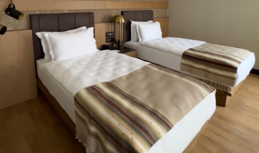 En fazla 2 yetişkin.