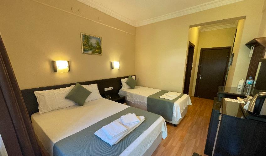 En fazla 2 yetişkin + 1 çocuk + 1 bebek (0-2 yaş) veya 1 yetişkin + 1 çocuk + 1 bebek (0-2 yaş).