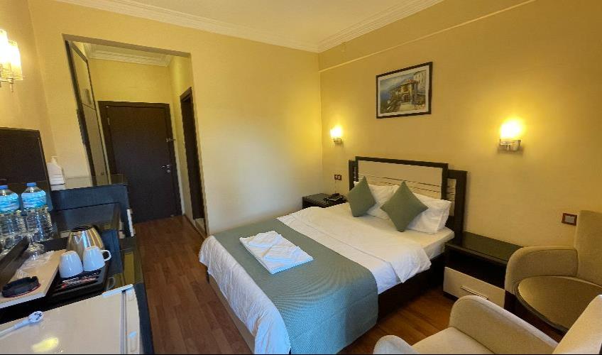 En fazla 2 yetişkin + 1 bebek (0-2 yaş).