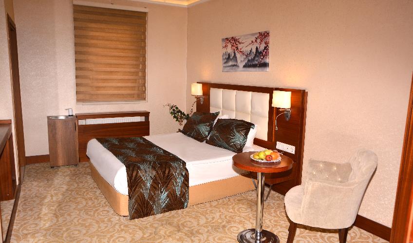 En fazla 2 yetişkin + 1 bebek (0-2 yaş).