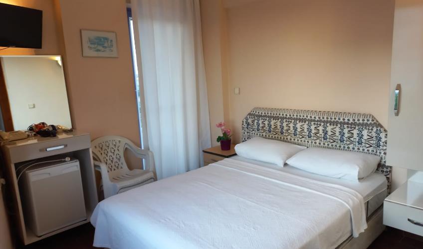 En fazla 2 yetişkin + 1 bebek (0-2 yaş).