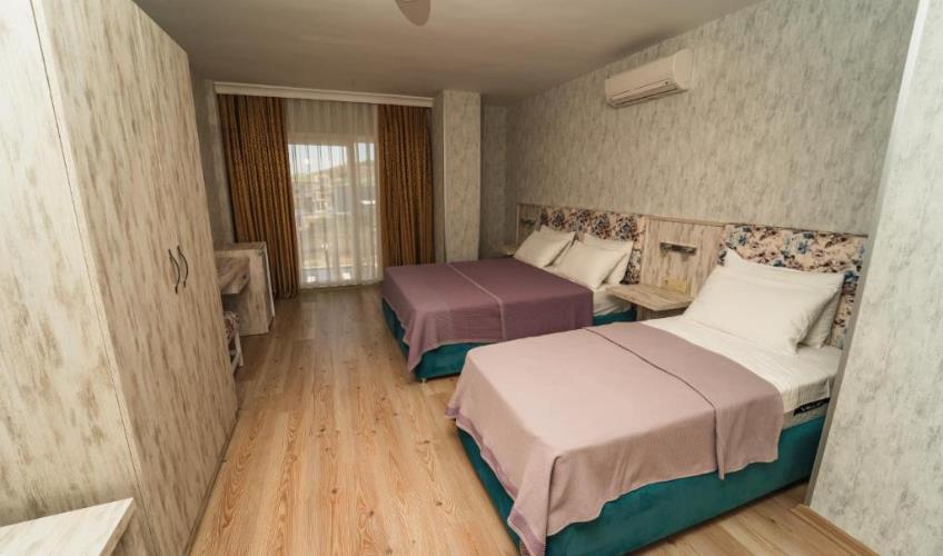 En az 3 yetişkin, En fazla 3 yetişkin + 1 bebek (0-2 yaş).