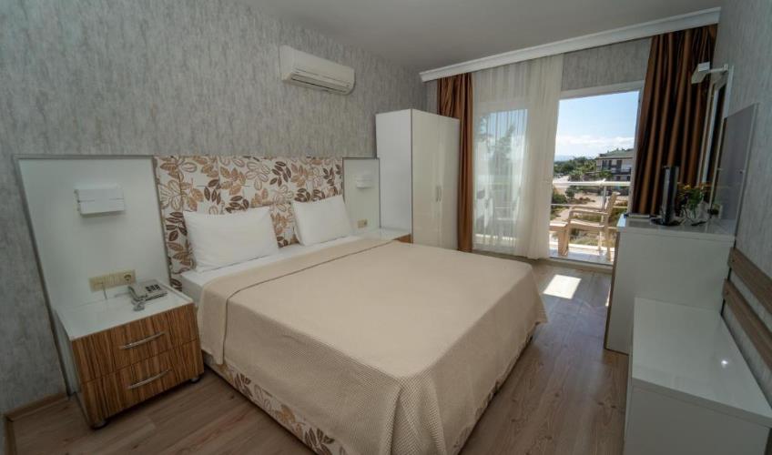 En fazla 2 yetişkin + 1 bebek (0-2 yaş).