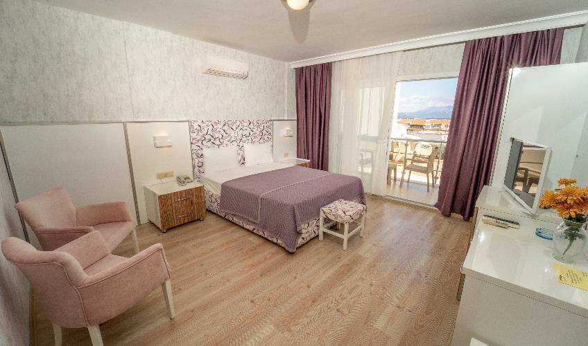 En fazla 2 yetişkin + 1 bebek (0-2 yaş).