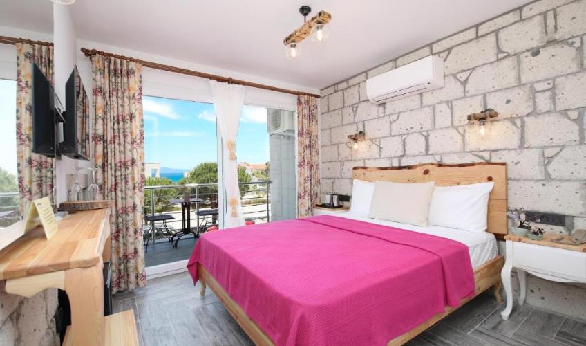 En fazla 2 yetişkin + 1 bebek (0-2 yaş).