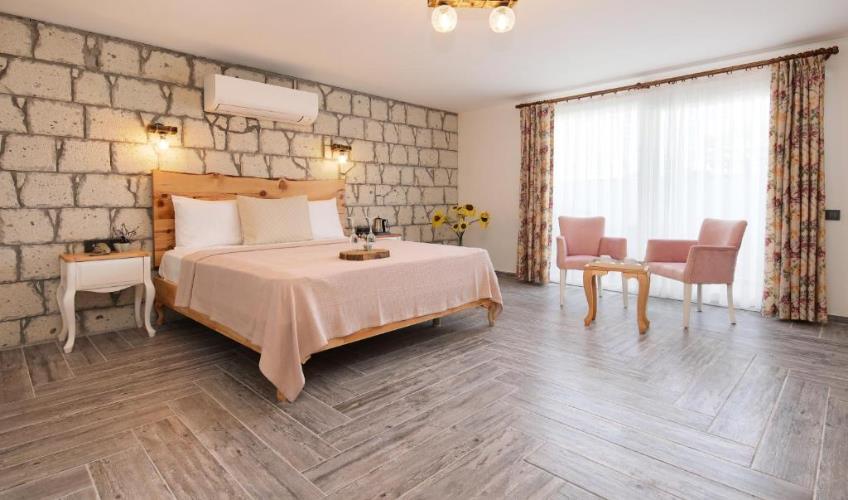 En fazla 2 yetişkin + 1 bebek (0-2 yaş).