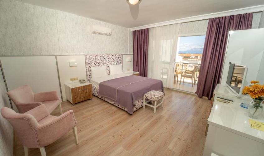 En fazla 2 yetişkin + 1 bebek (0-2 yaş).